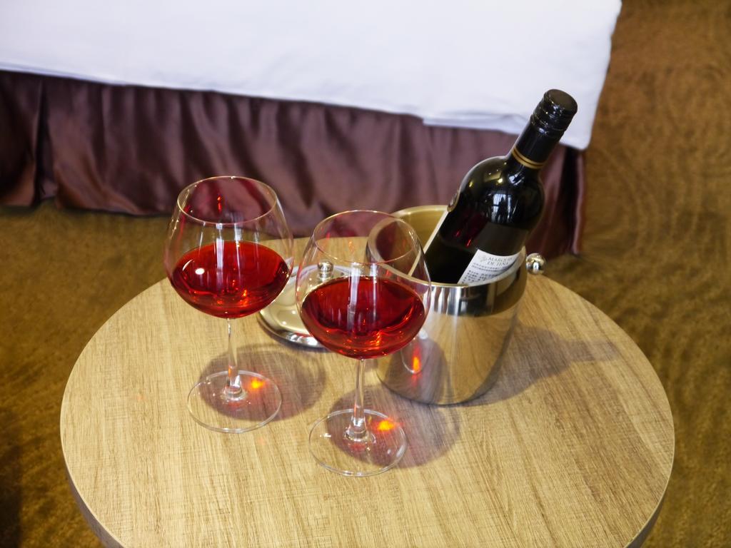 Look Royal Resort Chiayi Exterior foto A bottle of wine in a wine bucket